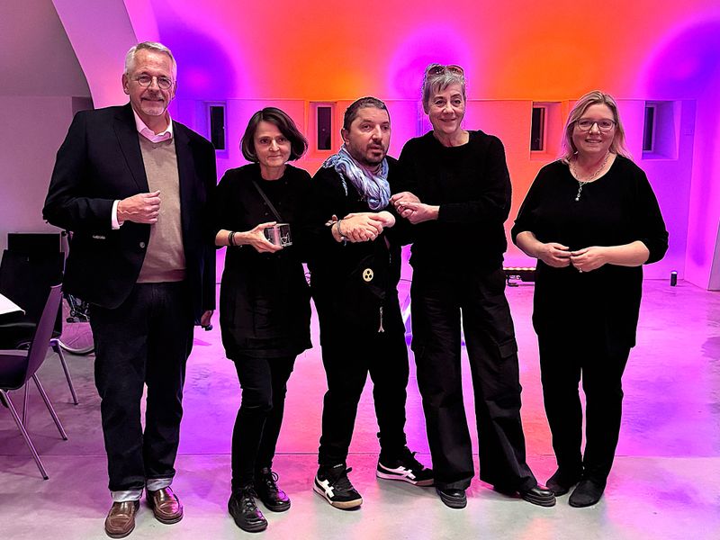 V.l.n.r.: Kulturamtsleiter Dr. Ralf F. Hartmann, 1. Preisträgerin georgia Krawiec, 3. Preisträger Aydın Öztek, 2. Preisträgerin Karen Scheper de Aguirre, Kulturstadträtin Dr. Carola Brückner. © Kulturamt Spandau   