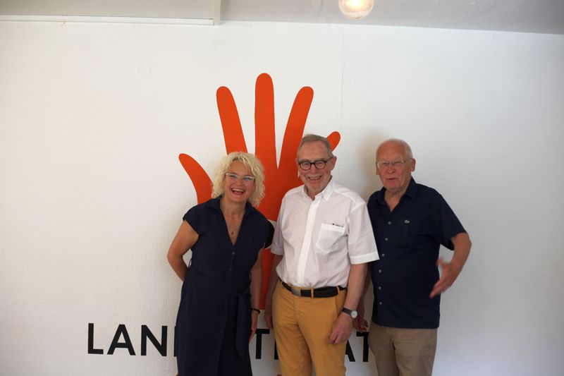 Intendantin Sarah Kohrs mit den Vorsitzenden der Alois-Goldhofer-Stiftung Dr. Robert Bachfischer und Dr. Ivo Holzinger im Landestheater Schwaben
