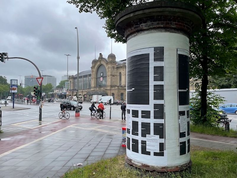 Katharina Kohl, Gedächtnislücken #revisited, Litfaßsäule mit Gedächtnislücken am Dammtor Bahnhof, Hamburg, Foto: DG. Reiß