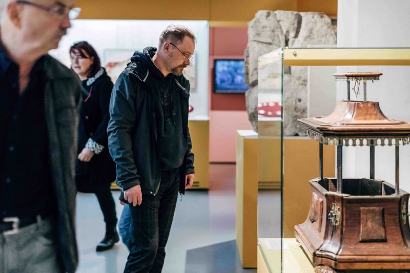 Besucher in der Ausstellung