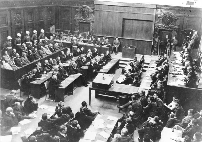 Bundesarchiv_Bild_183-H27798,_Nürnberger_Prozess,_Verhandlungssaal