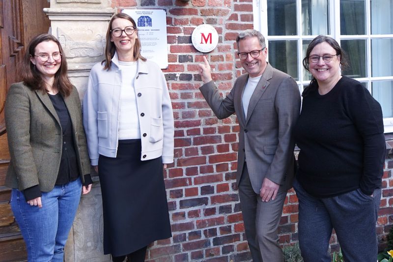 Das Schlossteam freut sich gemeinsam mit Landrat Kai Seefried über das Museumsgütesiegel. Foto: Felicitas Rasztar