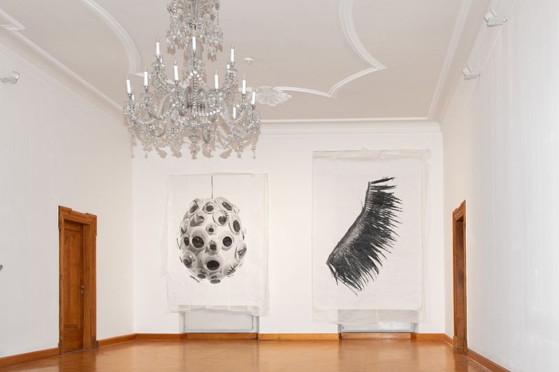 In der Ausstellung DIE AUGEN DES SCHLOSSES bleibt der Kaminsaal auf Schloss Agathenburg leer – Platz für ein Konzertabend mit Solo-Gitarre inmitten der Kunst! Foto: Jonas Mannherz
