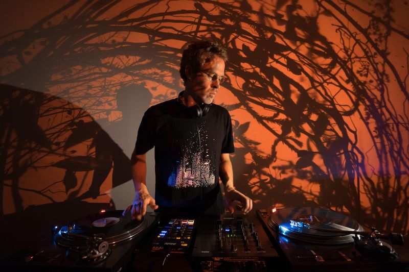 Als BASSWALD sorgt John Eckhardt für den Sound, die Lichtkunst von Katrin Bethge alias LICHTUNG ist im Hintergrund zu sehen. Foto: John Eckhardt