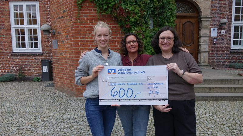 Die Initiatorinnen der „Freundinnenparty“ mit dem Scheck über die Spendensumme, die an den Lebensraum Diakonie e. V. überreicht werden soll. Foto: Bianca Dinter