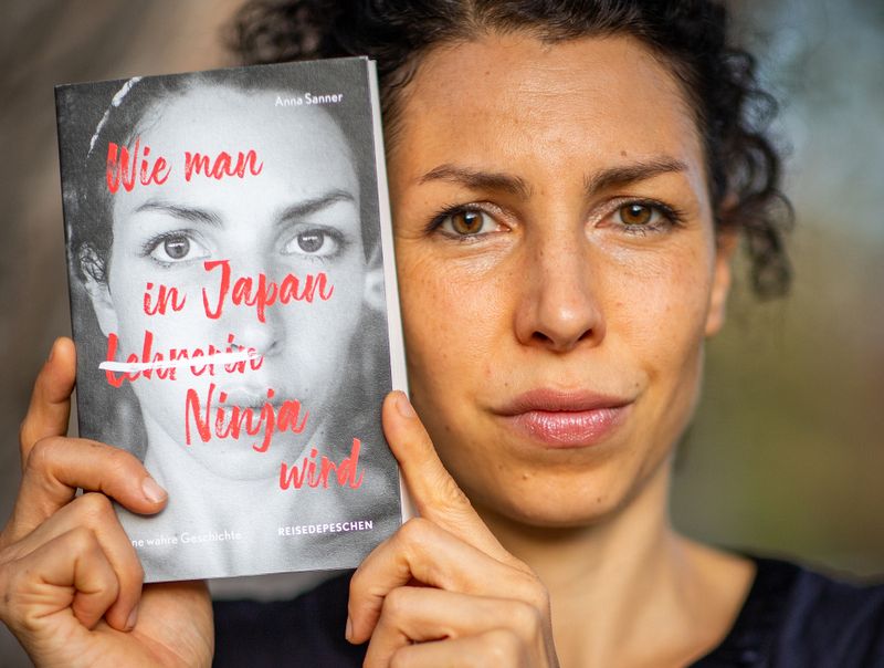 Anna Sanner präsentiert ihr Buch "Wie man in Japan Ninja wird" in der Lesereihe "Hamburg zu Gast" auf Schloss Agathenburg. 