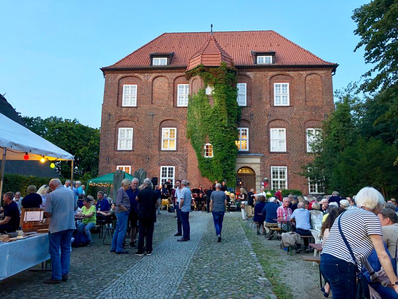 Schloss Agathenburg lädt Groß und Klein zum Sommerfest mit Familienrallye und Livemusik ein. Foto: Patrick Kordt