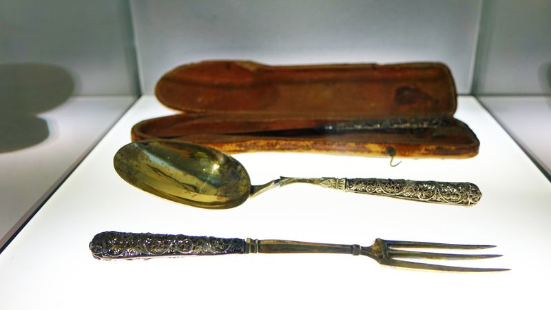 Ein Reisebesteck mit Etui aus der Zeit um 1695 im Museum auf Schloss Agathenburg. Foto: Ann-Sophie Beers