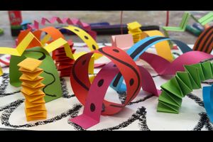 Familienzeit: Knick es! Bieg es! Kleb es! – Abstrakte Kunst aus Papier