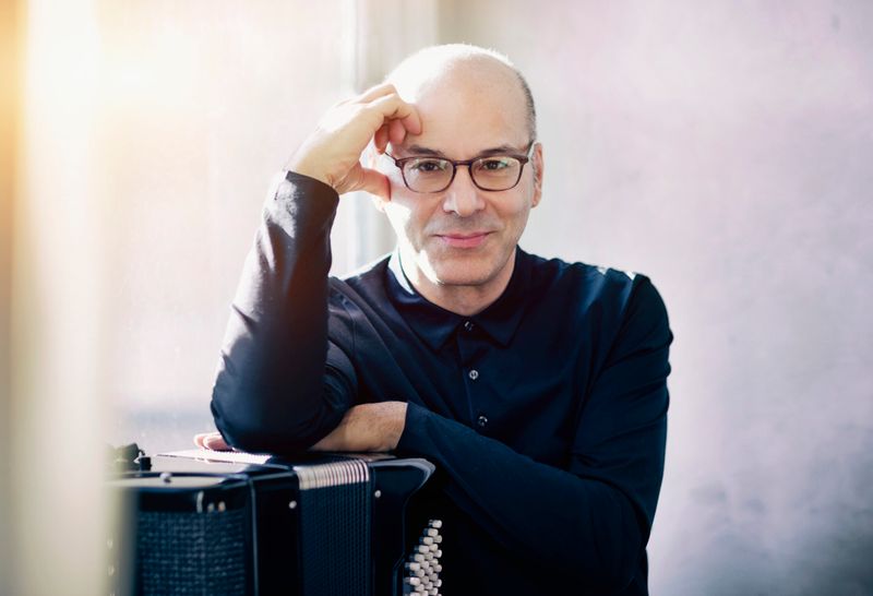 Teodoro Anzellotti beherrscht das Akkordeonspiel in all seinen Facetten. © Astrid Ackermann