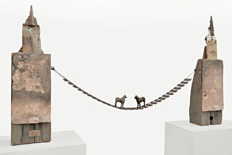 Kai Wolf Zeit schlägt Brücken 3, 2025 Kinetisches Objekt Metall, Holz, historische Fundstücke, Ziegel 75 x 19 x 15 und 70 x 19 x 15 cm sowie Brücke 100 cm