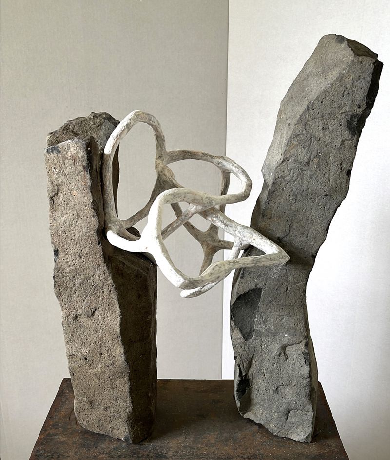 Claudia Pense konnektiv I, 2025 Basalt-Mineralacryl 56 x 40 x 36 cm