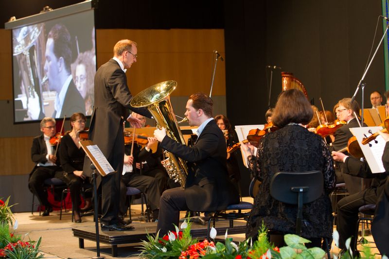 Henrique Dos Santos Costa mit dem Philharmonischen Orchester Plauen-Zwickau unter der Leitung von GMD Lutz de Veer
