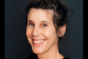 Daniela Dröscher: „Junge Frau mit Katze“