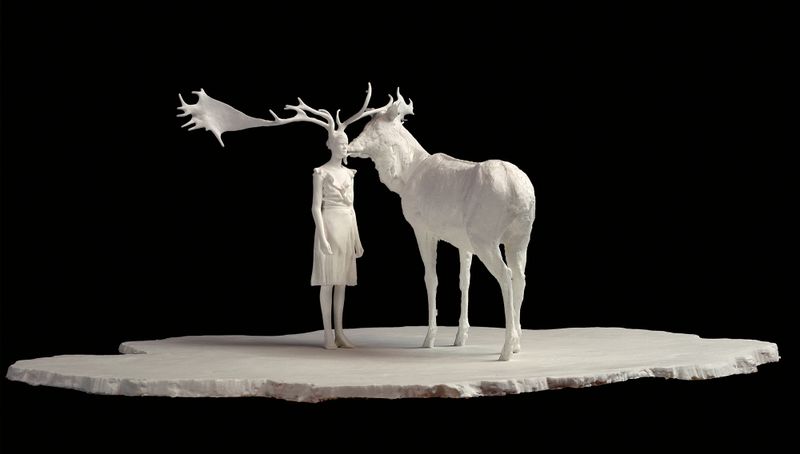 Elke Härtel: Ohne Titel (Hirsch), 2005. Polyurethan-Gießharz, seidenmatt weiß lackiert; 96 x 83 x 34 cm. Foto: Walter Bayer.