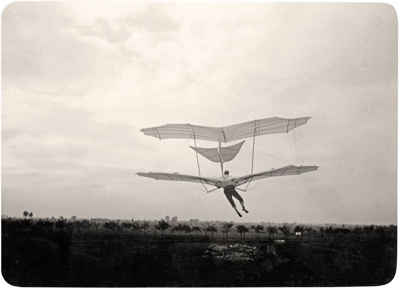 Richard Neuhauss (1855–1915), Otto Lilienthal am Fliegeberg in Lichterfelde (Berlin), 1895, Silbergelatineabzug, Otto Lilienthal-Museum, Anklam