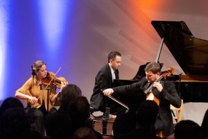 Spielende Insel: "LINEAGES I"